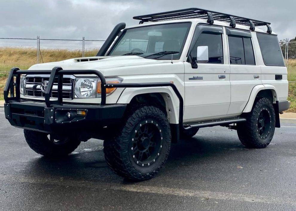 4x4 Toyota Land Cruiser 76 Hardtop